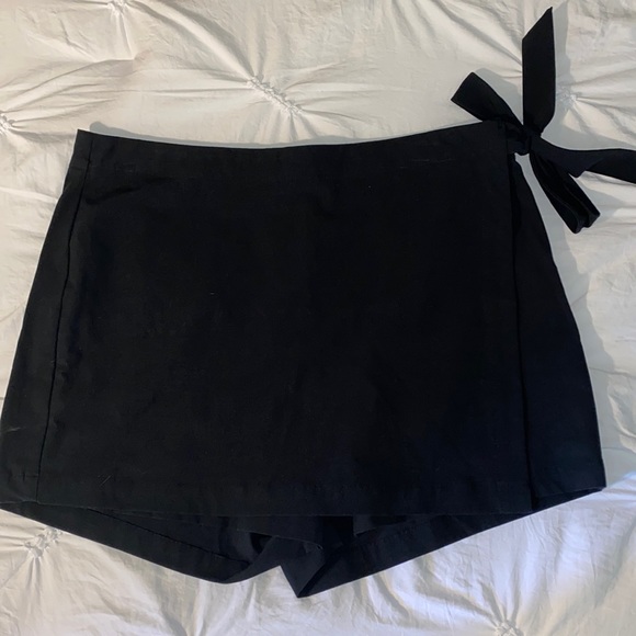 Southern Tide Jourdan Solid Perf Skort - Picture 2 of 5